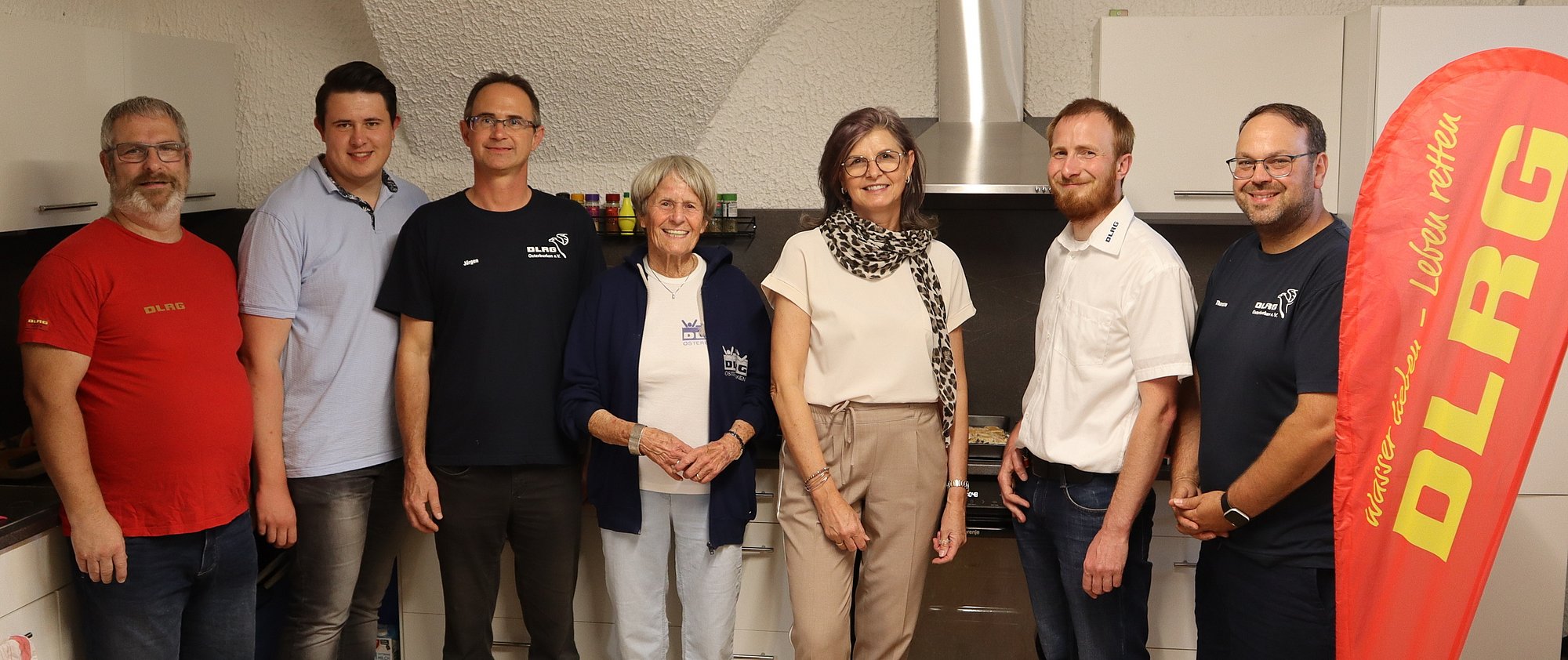 Sabine Zimmermann (3. v. r.), Chief Communication Officer der Firma AZO, bei der Spendenübergabe an den Vorsitzenden der DLRG Ortsgruppe Osterburken, Manuel Zimmermann (2. v. r.), und weitere Mitglieder des Vorstands im neu renovierten Gruppenraum. Sabine Zimmermann (3. v. r.), Chief Communication Officer der Firma AZO, bei der Spendenübergabe an den Vorsitzenden der DLRG Ortsgruppe Osterburken, Manuel Zimmermann (2. v. r.), und weitere Mitglieder des Vorstands im neu renovierten Gruppenraum.