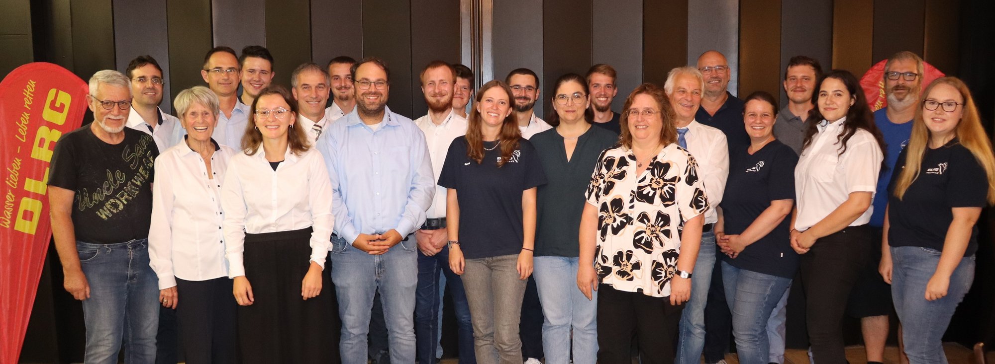 Die Geehrten und der neu gewählte Vorstand bei der Jahreshauptversammlung der DLRG Ortsgruppe Osterburken.